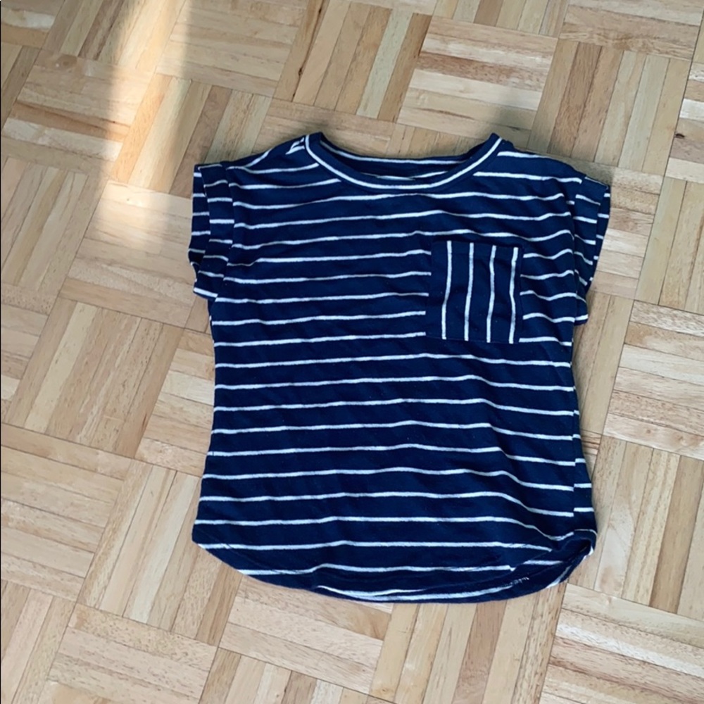 Women’s size small dressy shirt, fits like a xs.